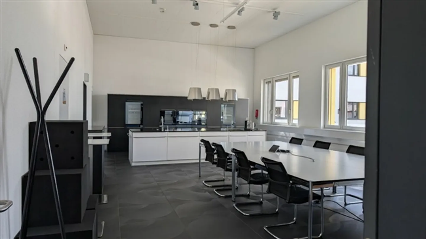 Spazio ufficio rappresentativo con due piccoli uffici e cucina moderna - Foto 7 di 13