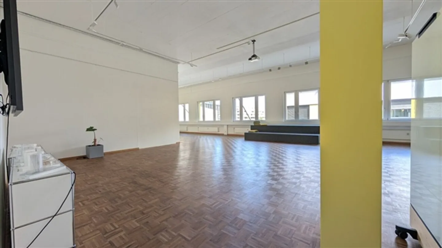 Spazio ufficio rappresentativo con due piccoli uffici e cucina moderna - Foto 10 di 13