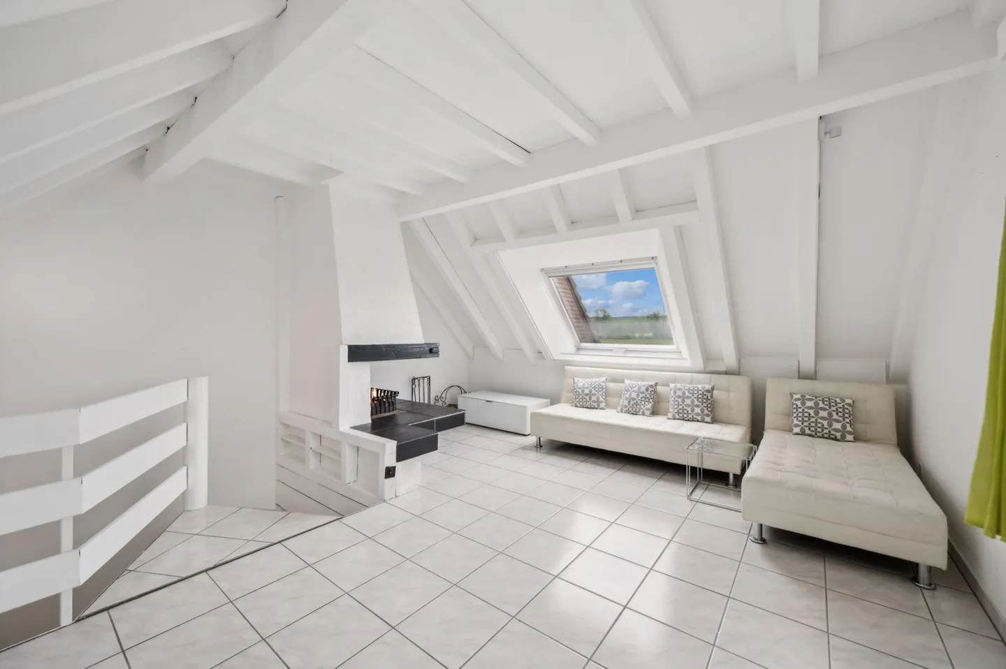 Well-maintained end-of-terrace house with many extras - Photo 3 of 13