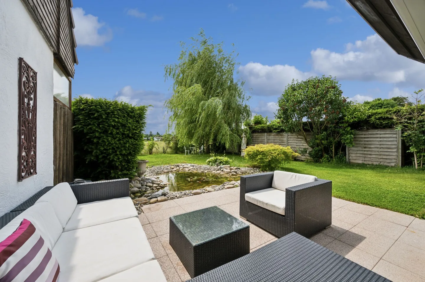 Well-maintained end-of-terrace house with many extras - Photo 4 of 13