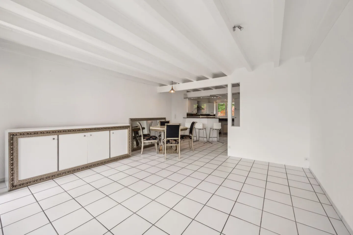 Well-maintained end-of-terrace house with many extras - Photo 5 of 13