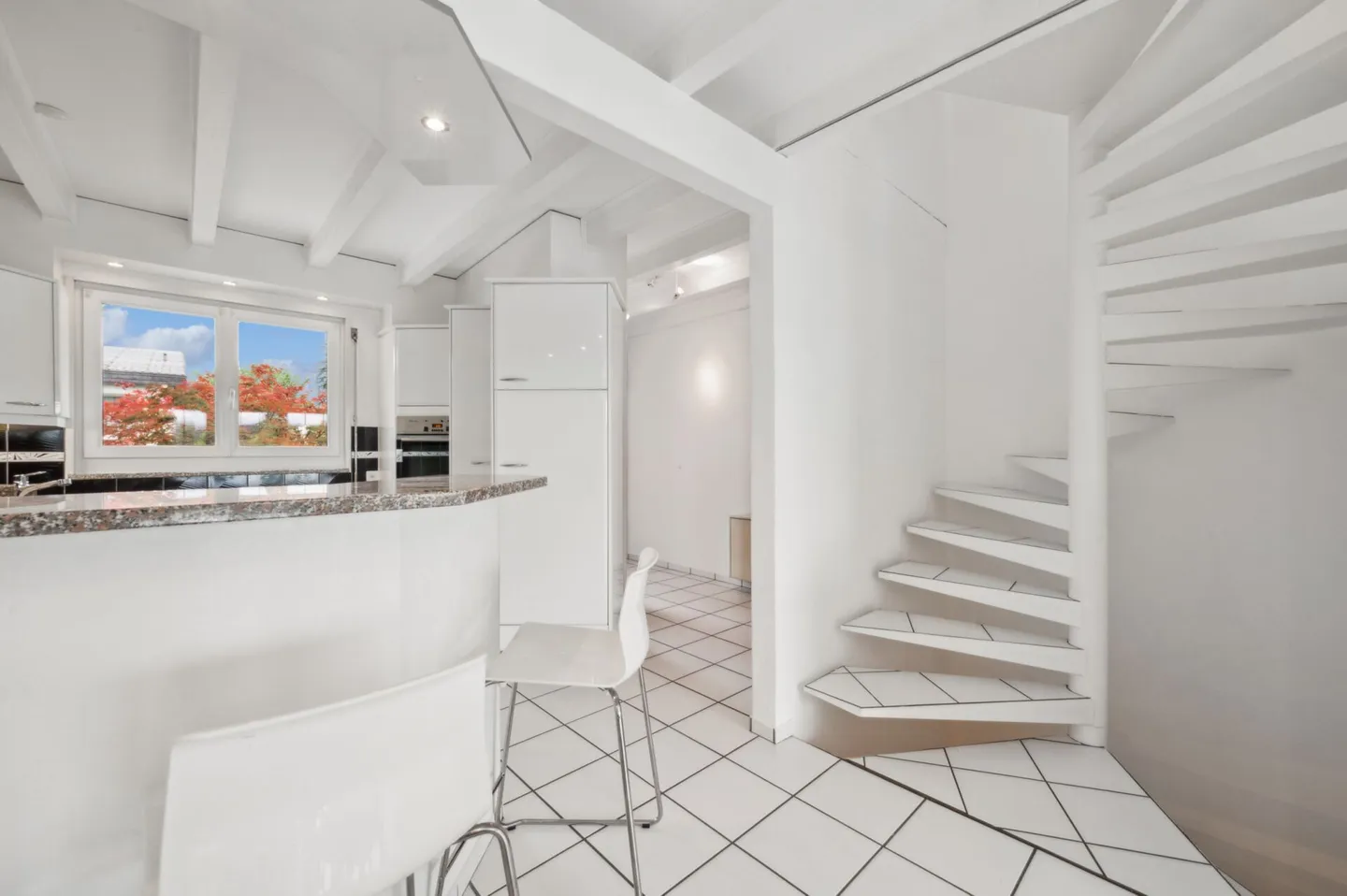 Well-maintained end-of-terrace house with many extras - Photo 6 of 13