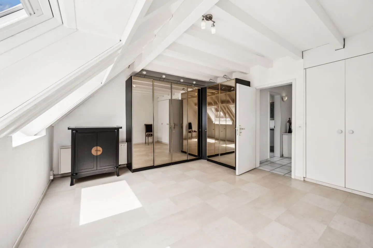 Well-maintained end-of-terrace house with many extras - Photo 7 of 13