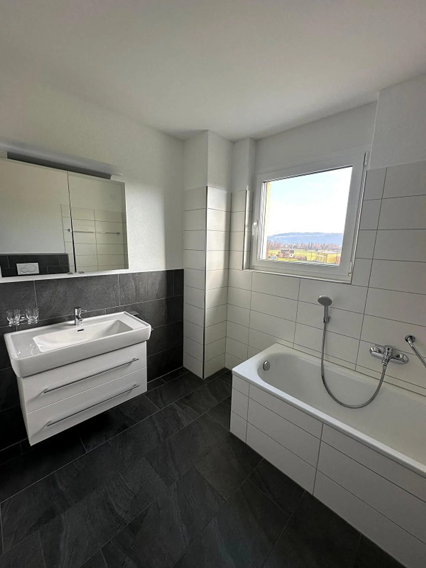 Modernes 4,5-Zimmer-Apartment mit Balkon - Foto 4 von 12