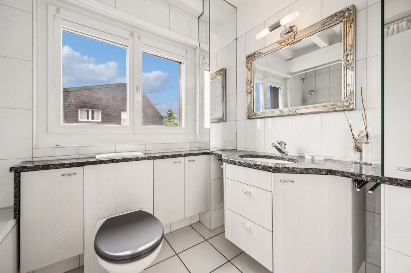 Well-maintained end-of-terrace house with many extras - Photo 9 of 13