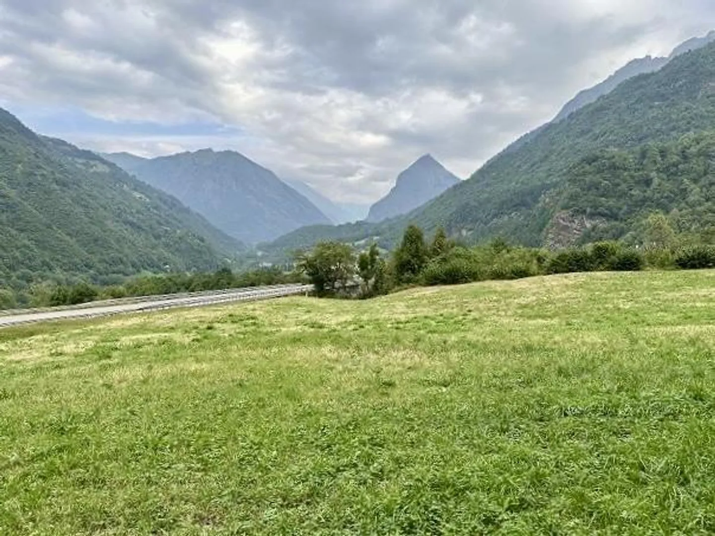 Bauland mit Rustico von 2085 m2 Fläche an sonniger Aussichtslage - Foto 5 von 11