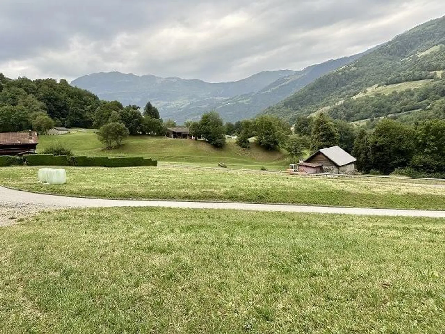 Bauland mit Rustico von 2085 m2 Fläche an sonniger Aussichtslage - Foto 3 von 11