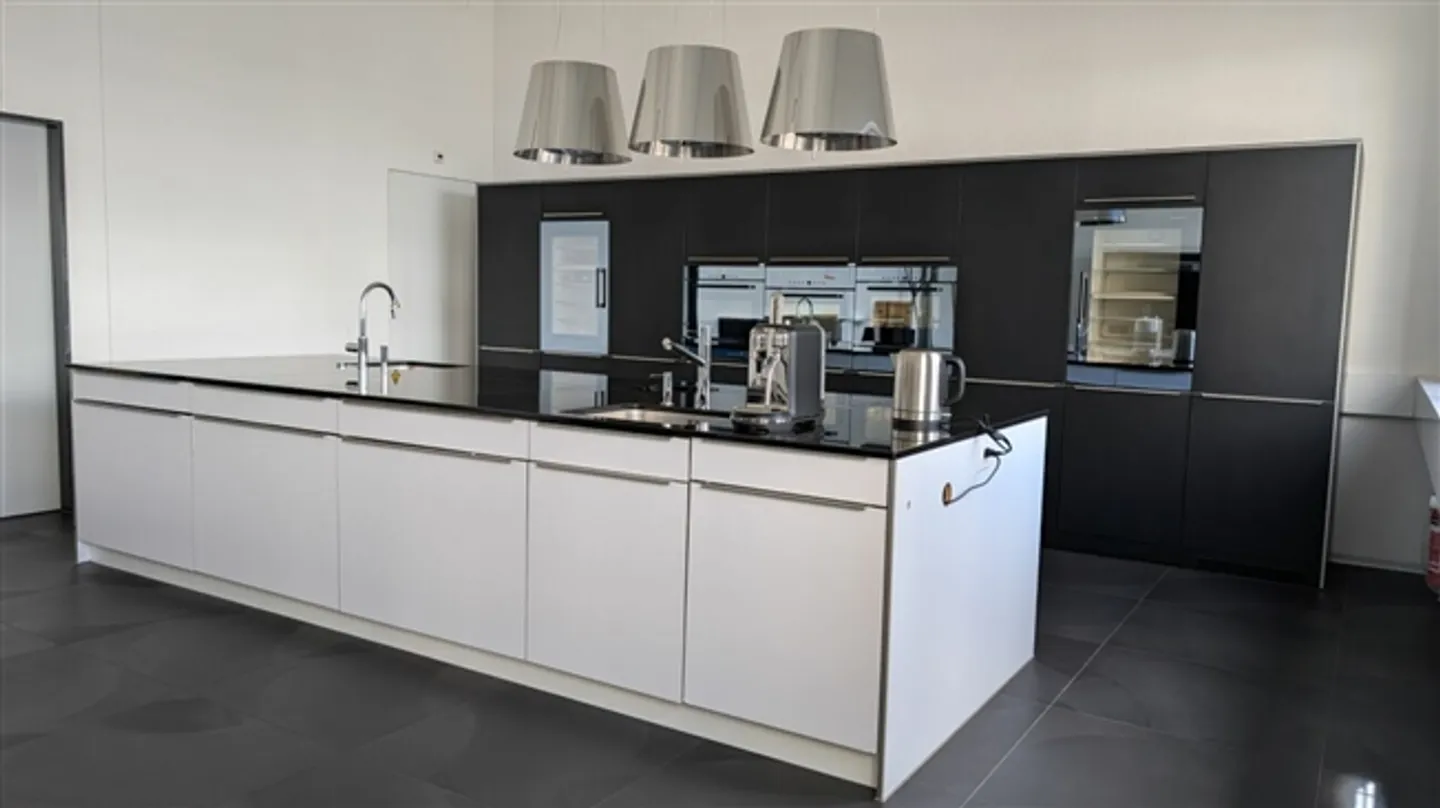 Spazio ufficio rappresentativo con due piccoli uffici e cucina moderna - Foto 11 di 13