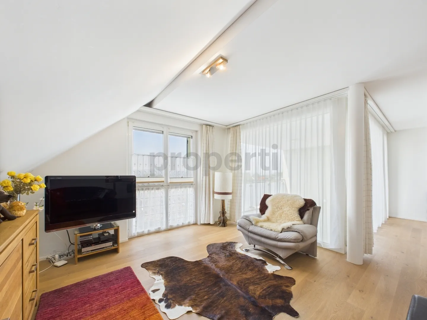 Charmant appartement en attique de 2,5 pièces avec vue dans la région à faible imposition de Warth-Weiningen TG - Photo 1 sur 12