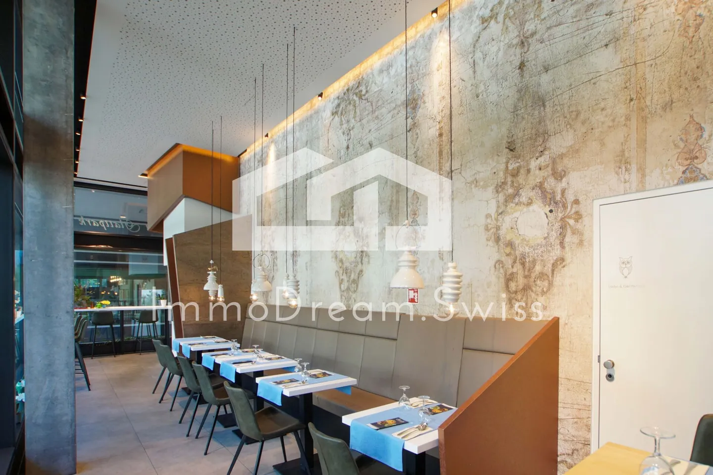 Attraktives Restaurant an bester Lage, mit grosser Terrasse, sowie einem weiteren sep. Ladenlokal - Foto 2 von 13