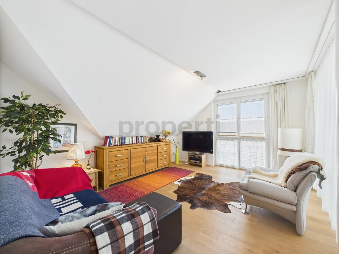 Charmant appartement en attique de 2,5 pièces avec vue dans la région à faible imposition de Warth-Weiningen TG - Photo 6 sur 12