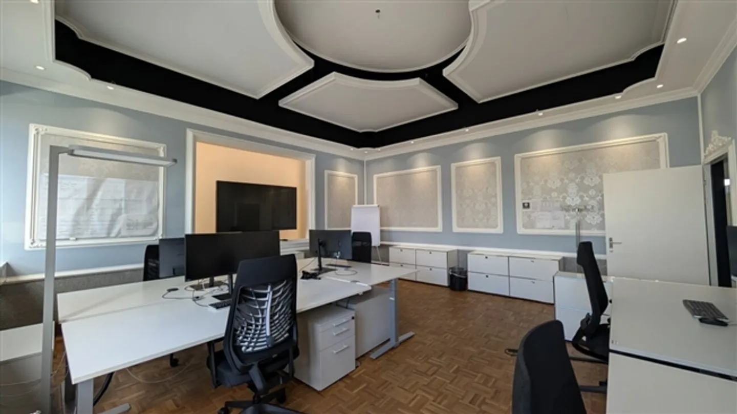 Spazio ufficio rappresentativo con due piccoli uffici e cucina moderna - Foto 12 di 13