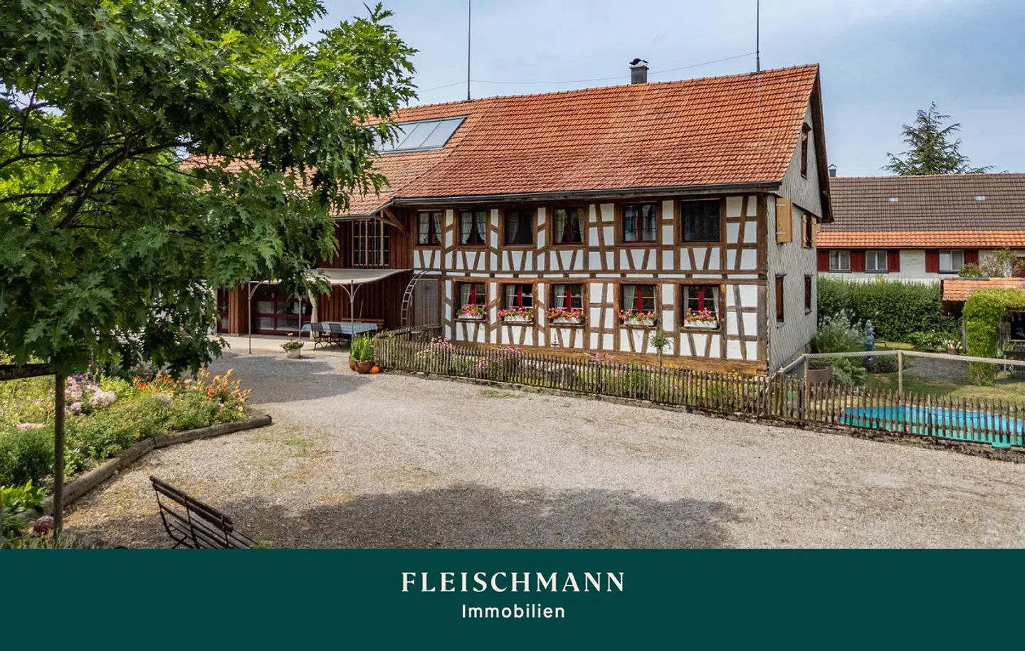 Stilvolles Fachwerkhaus mit Gewerbe und Pferdeinfrastruktur - Photo 1 of 35