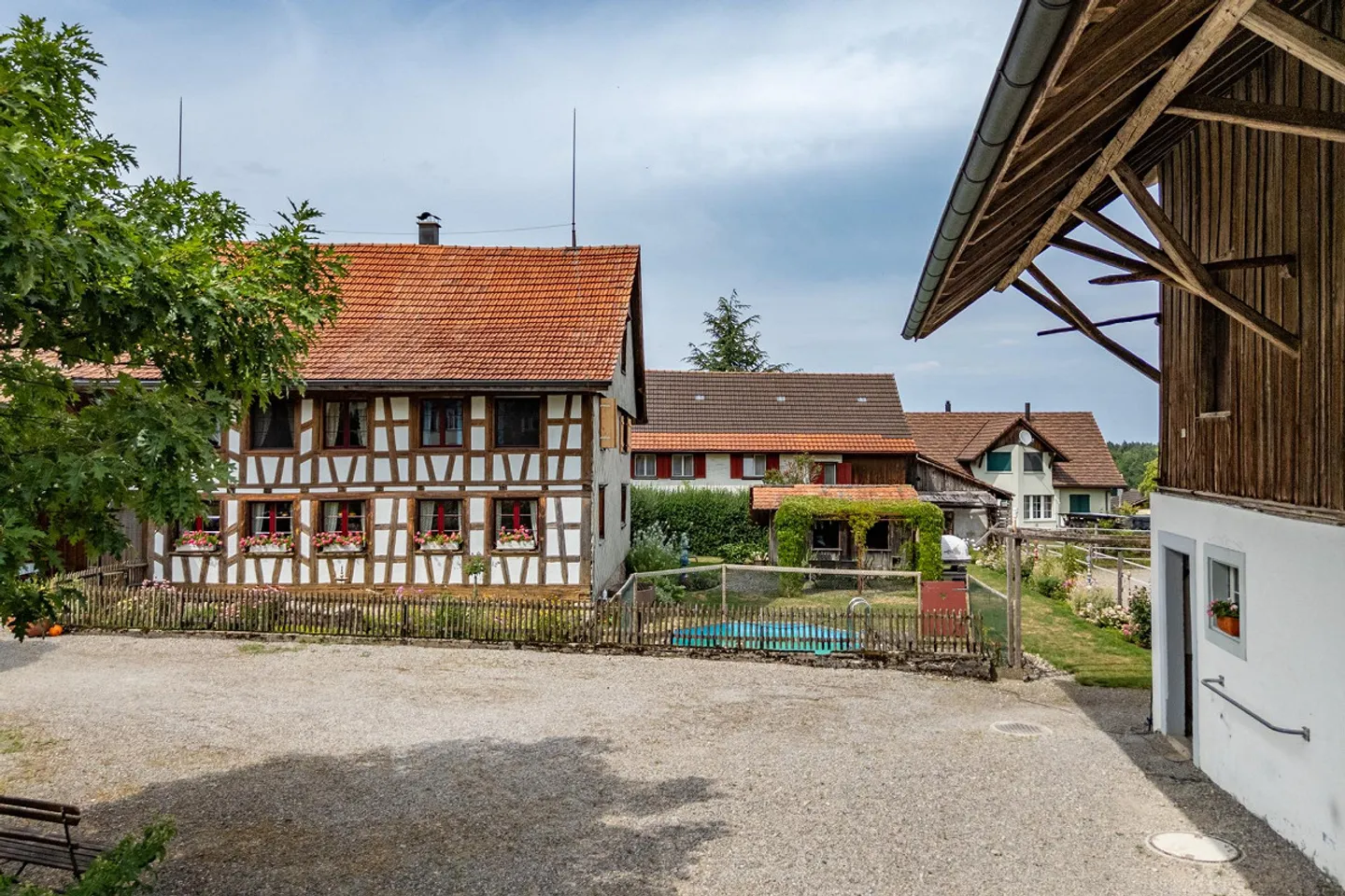 Stilvolles Fachwerkhaus mit Gewerbe und Pferdeinfrastruktur - Photo 33 of 35