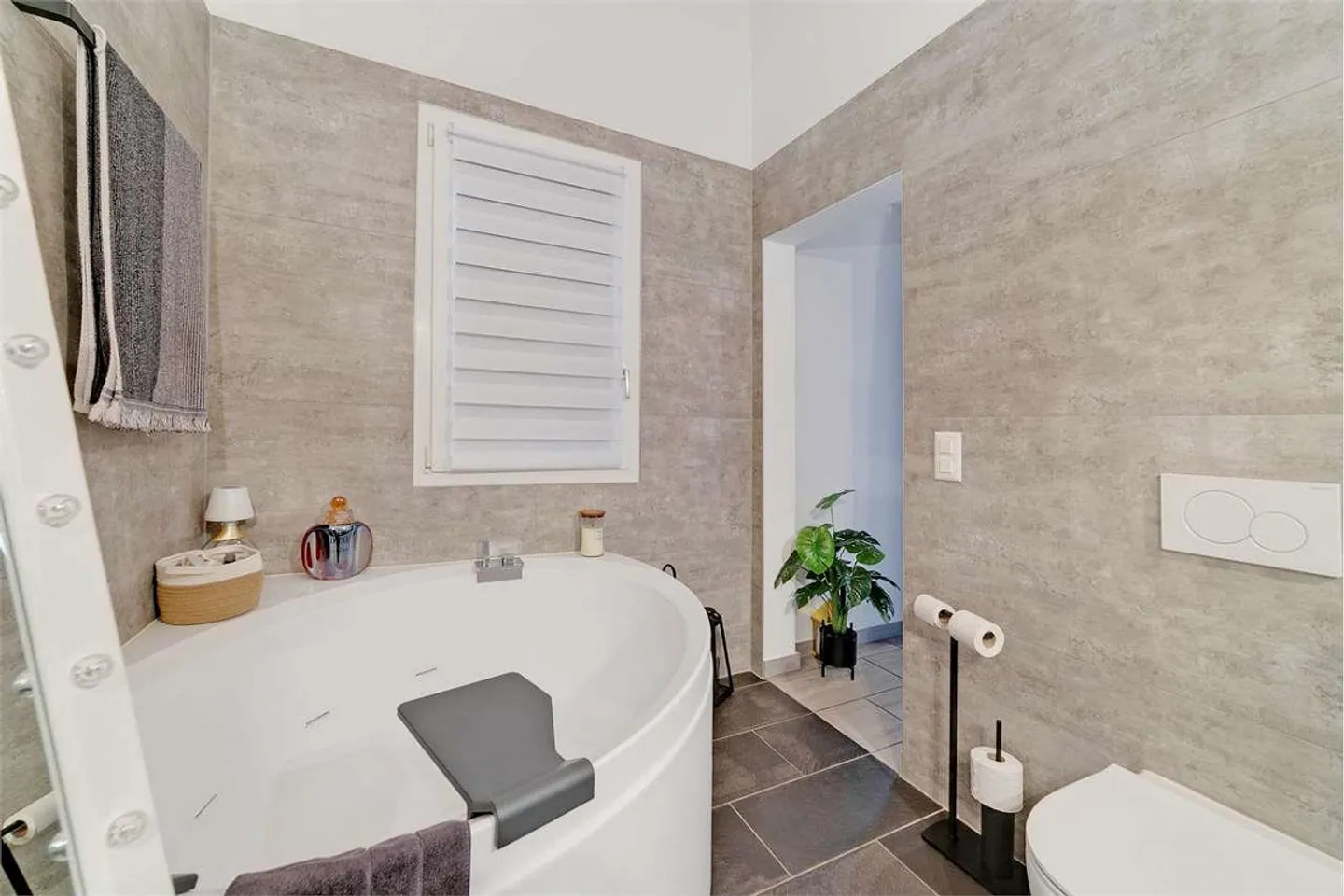 UN NIDO DANS LE CIEL : PENTHOUSE 4,5 PIÈCES AVEC CHEMINÉE ET VUE - Photo 11 sur 13