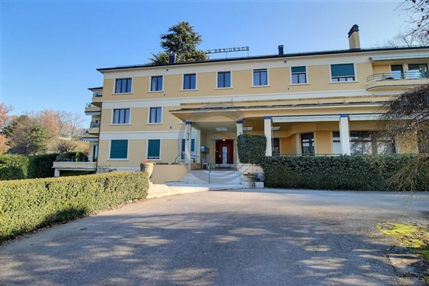 SPACIOUS 4.5-ROOM APARTMENT WITH PANORAMIC VIEW OF THE LAKE - Photo 1 of 20