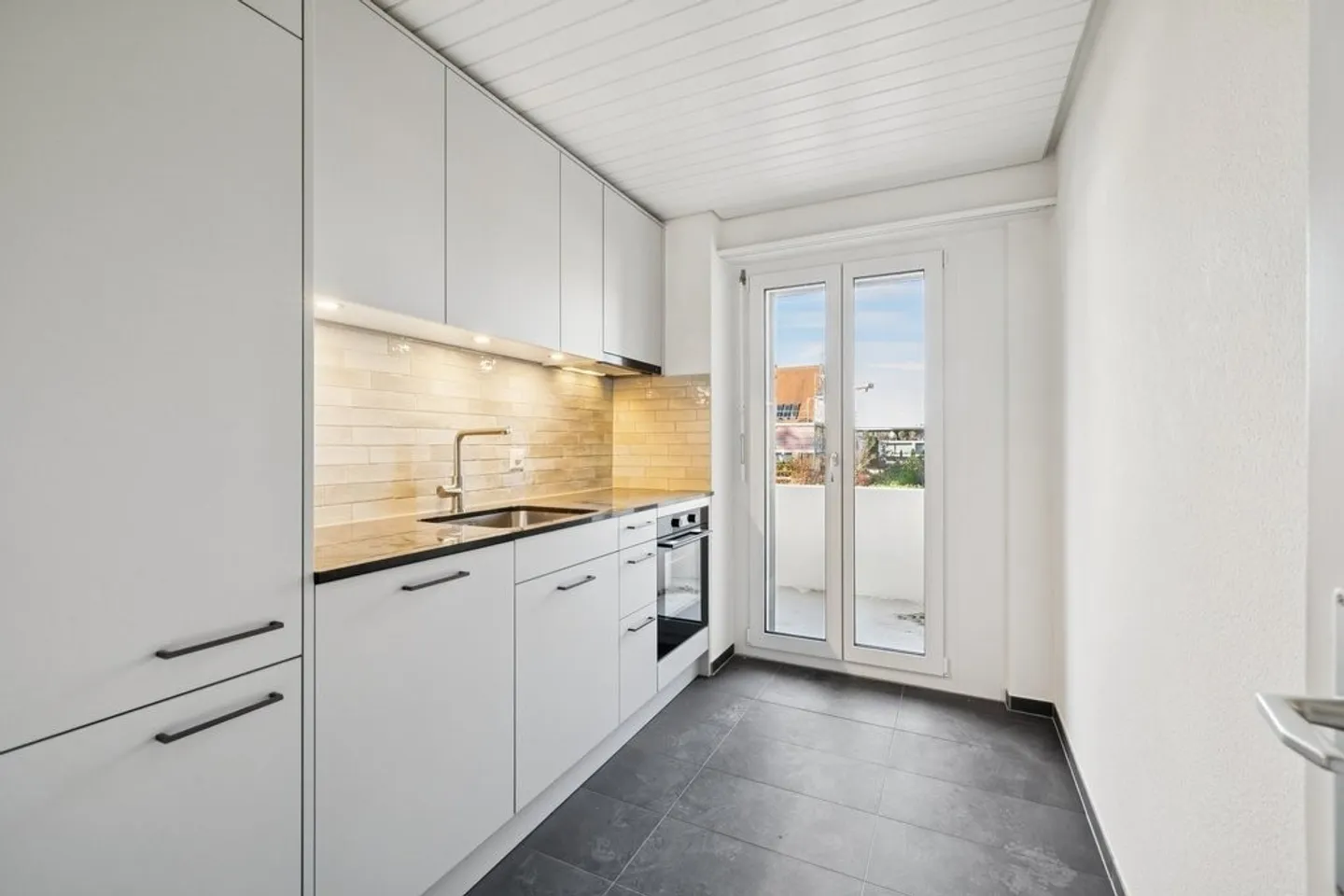 ** Newly renovated apartment ** - Photo 2 of 6