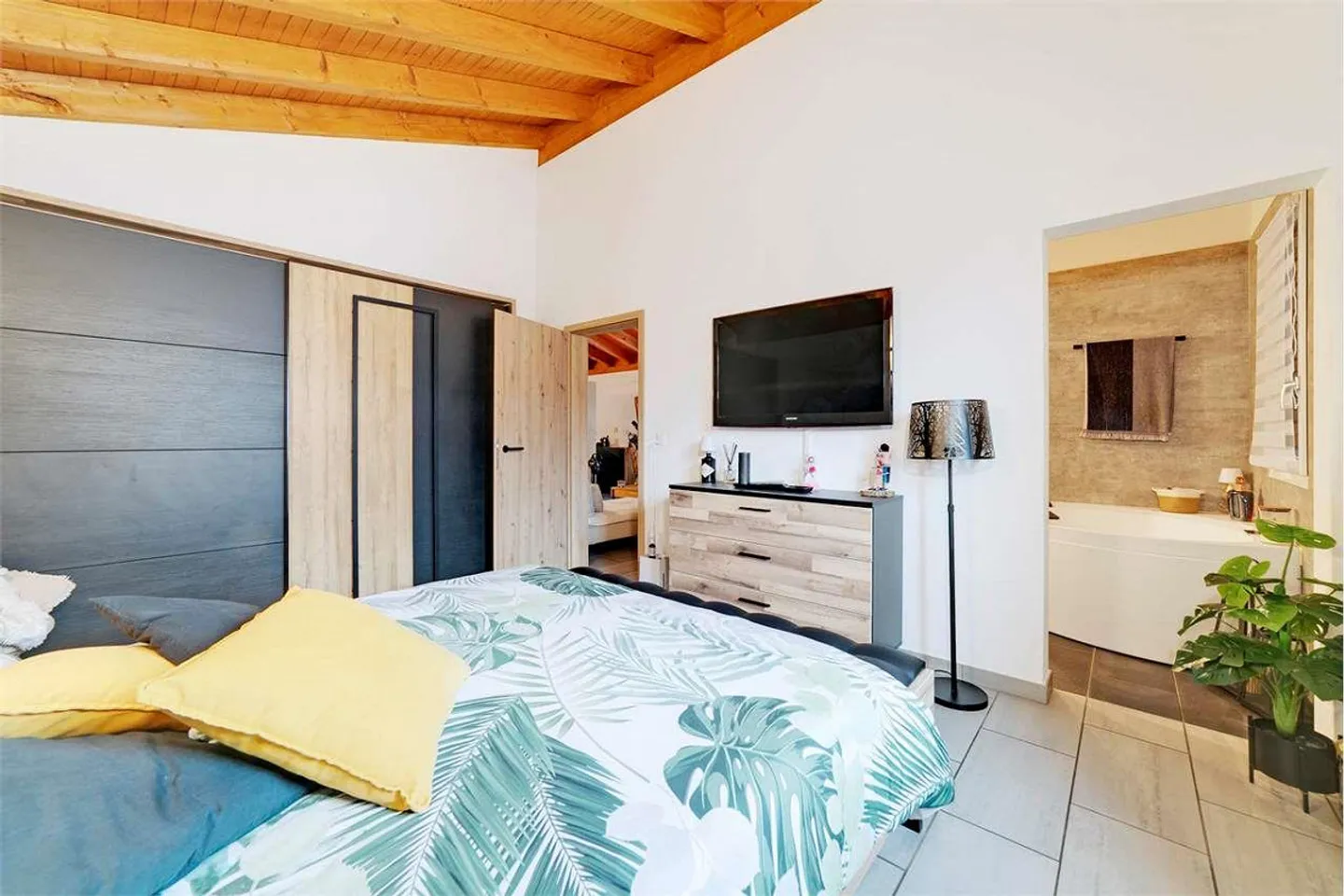 UN NIDO DANS LE CIEL : PENTHOUSE 4,5 PIÈCES AVEC CHEMINÉE ET VUE - Photo 9 sur 13