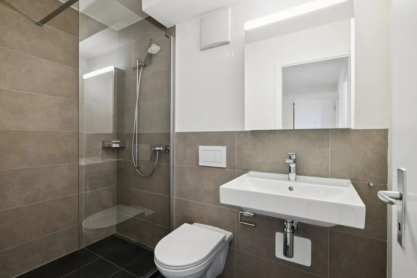 ** Newly renovated apartment ** - Photo 3 of 6