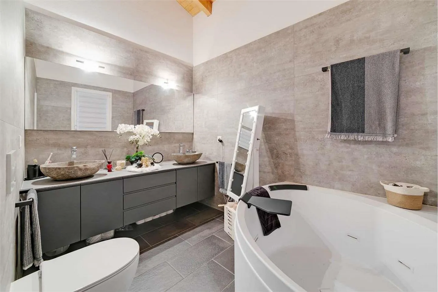 UN NIDO DANS LE CIEL : PENTHOUSE 4,5 PIÈCES AVEC CHEMINÉE ET VUE - Photo 10 sur 13