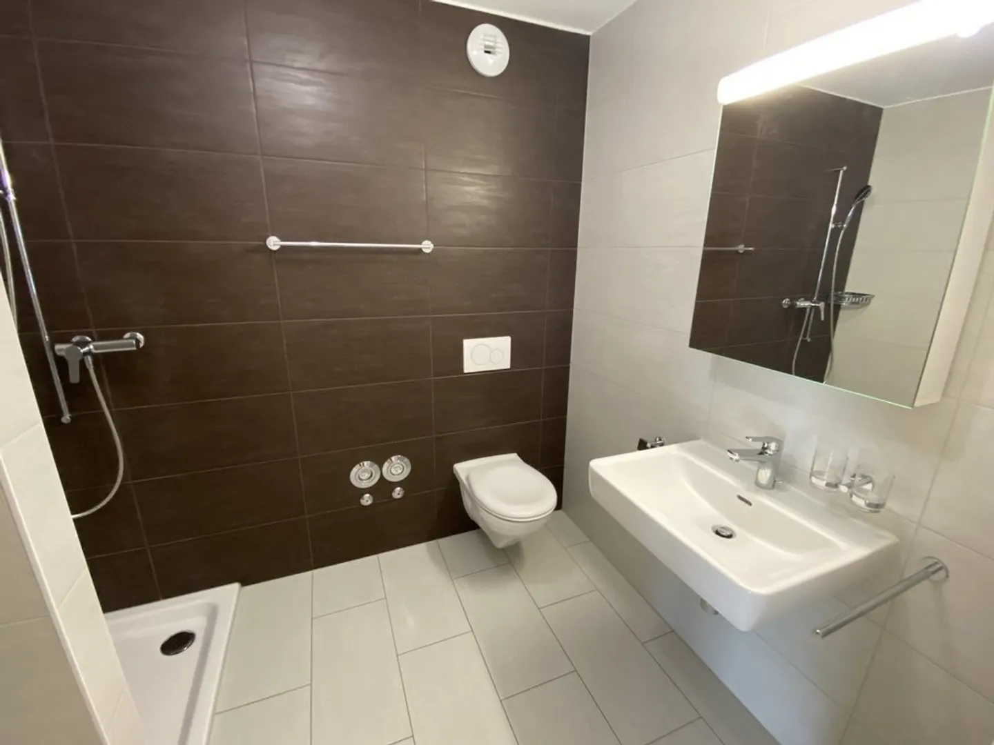 Charming Apartment in Dynamic Area - Photo 3 of 4