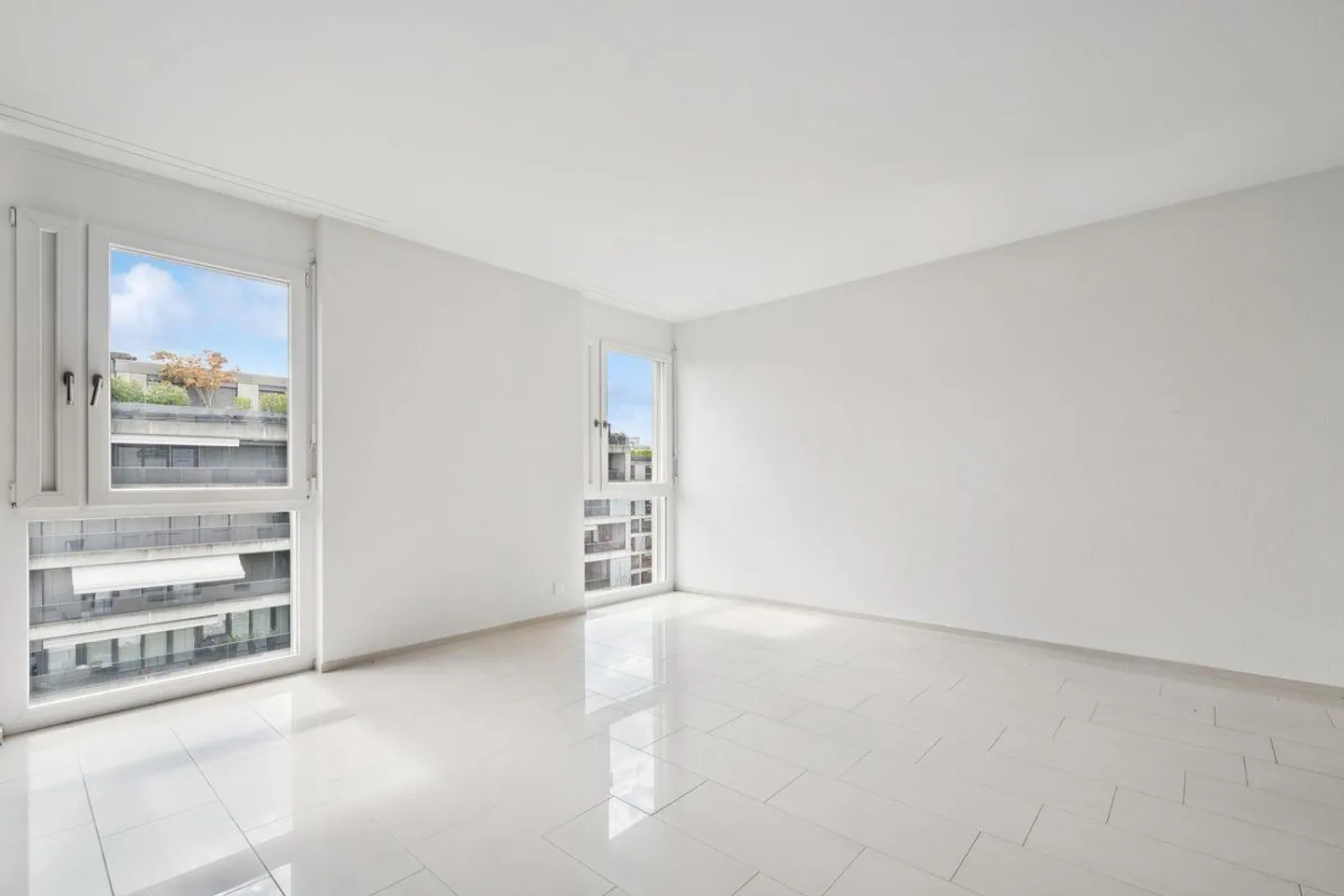 Appartement lumineux de 3.5 pièces avec vue à Zurich, incluant 2 places de parking en garage - Photo 4 sur 11