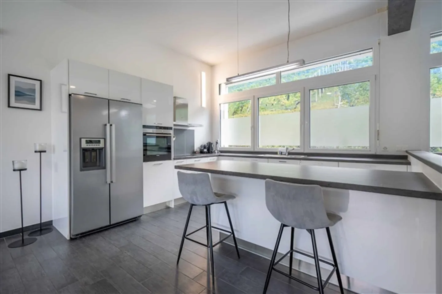 Appartement moderne de 5,5 pièces avec 2 balcons, 2 terrasses et jardin - Photo 4 sur 13