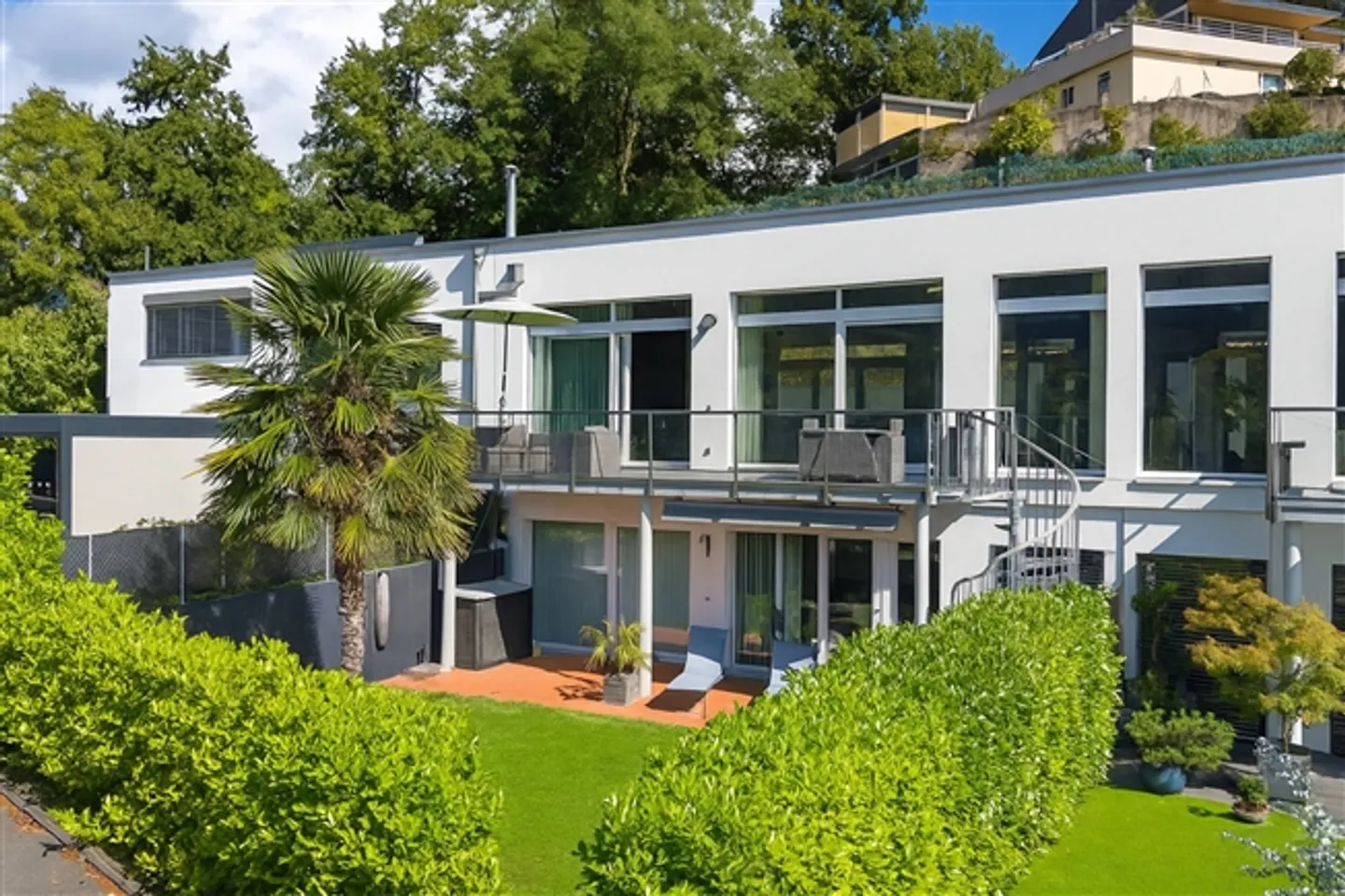 Appartement moderne de 5,5 pièces avec 2 balcons, 2 terrasses et jardin - Photo 9 sur 13