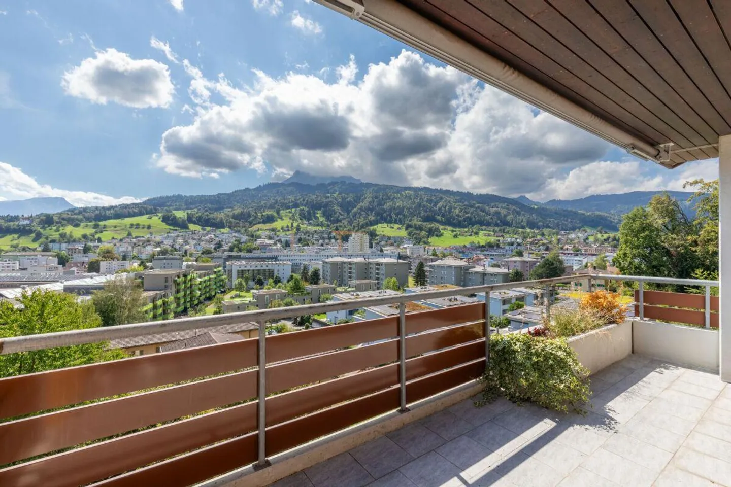 Attractive apartment with panoramic view - Photo 2 of 12