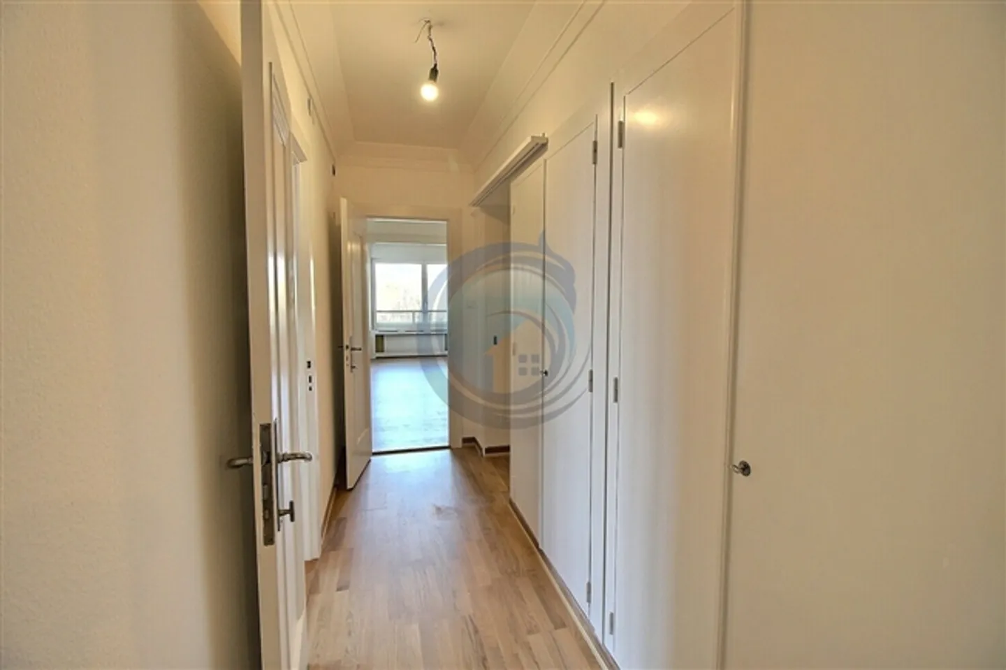 SPACIOUS 4.5-ROOM APARTMENT WITH PANORAMIC VIEW OF THE LAKE - Photo 4 of 20