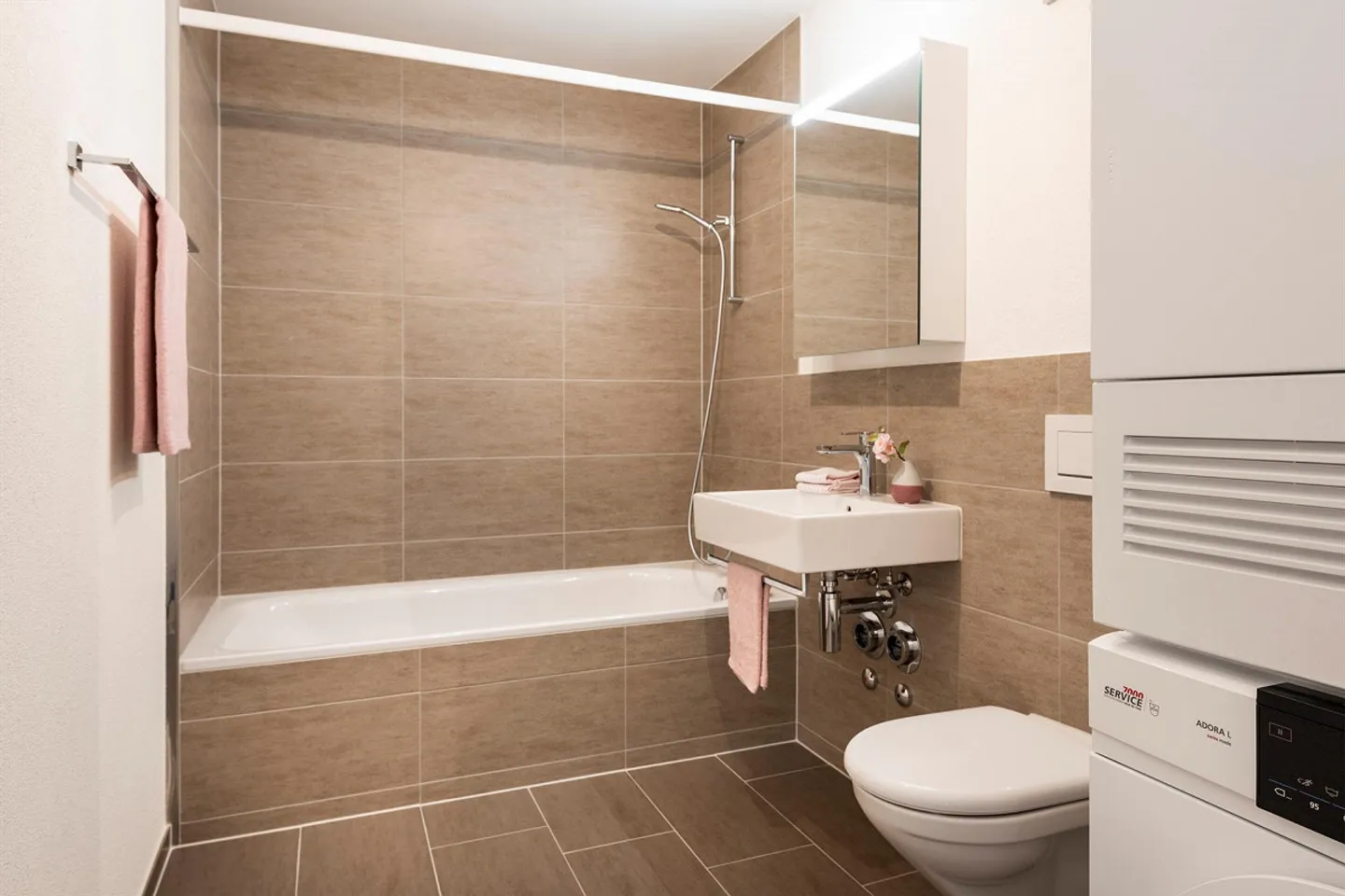 Top Single Apartment - Photo 3 of 5