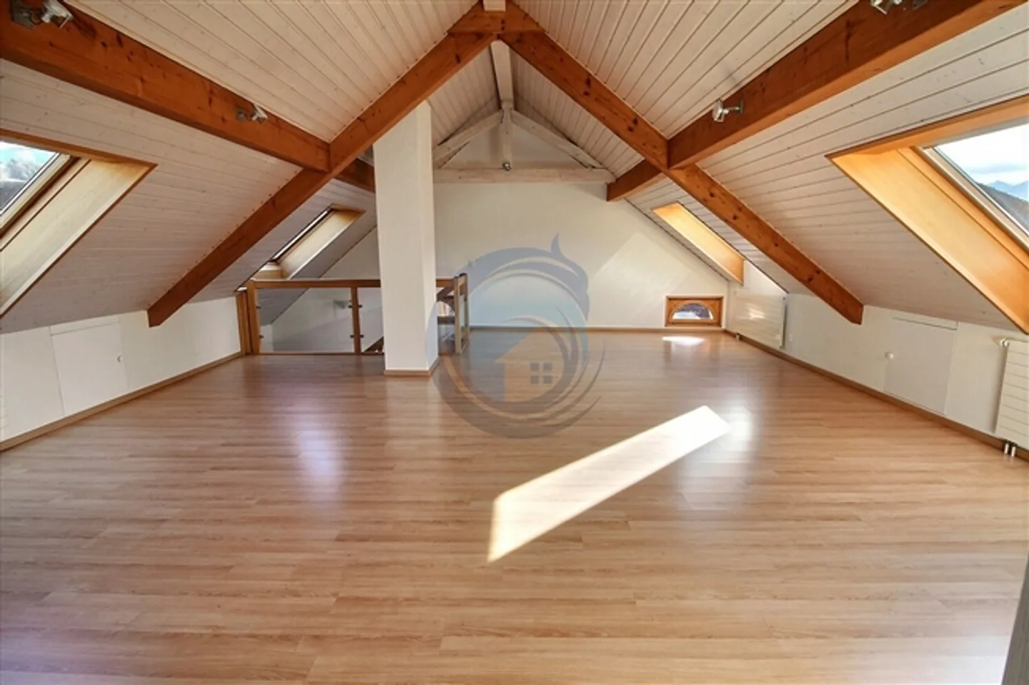 Affascinante casa a 2 unità con grande giardino e parcheggio coperto - Foto 3 di 19