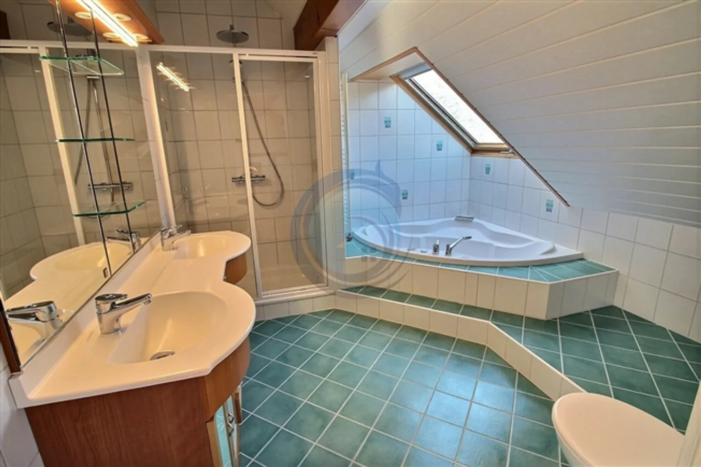 Affascinante casa a 2 unità con grande giardino e parcheggio coperto - Foto 6 di 19