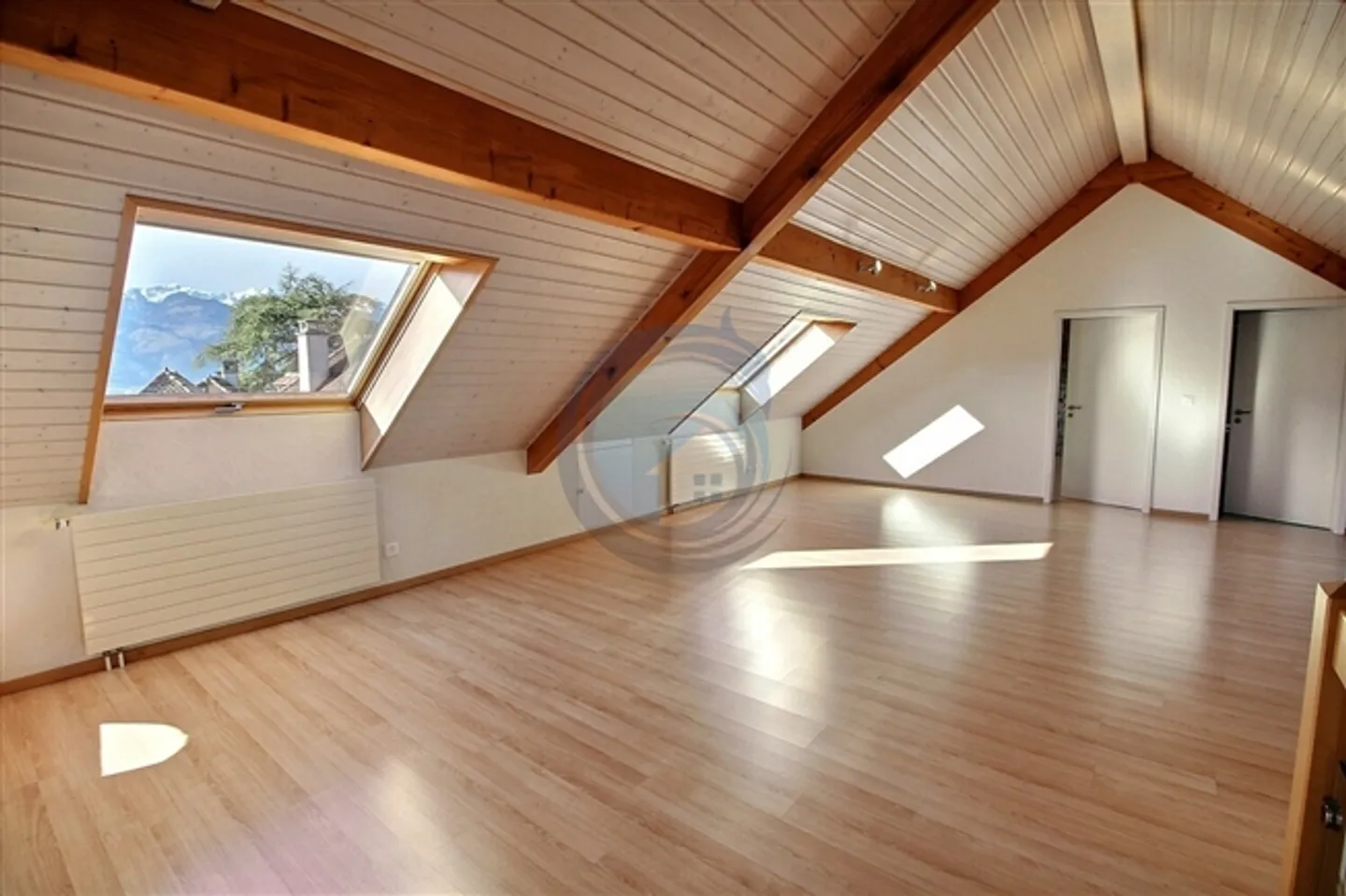 Affascinante casa a 2 unità con grande giardino e parcheggio coperto - Foto 4 di 19