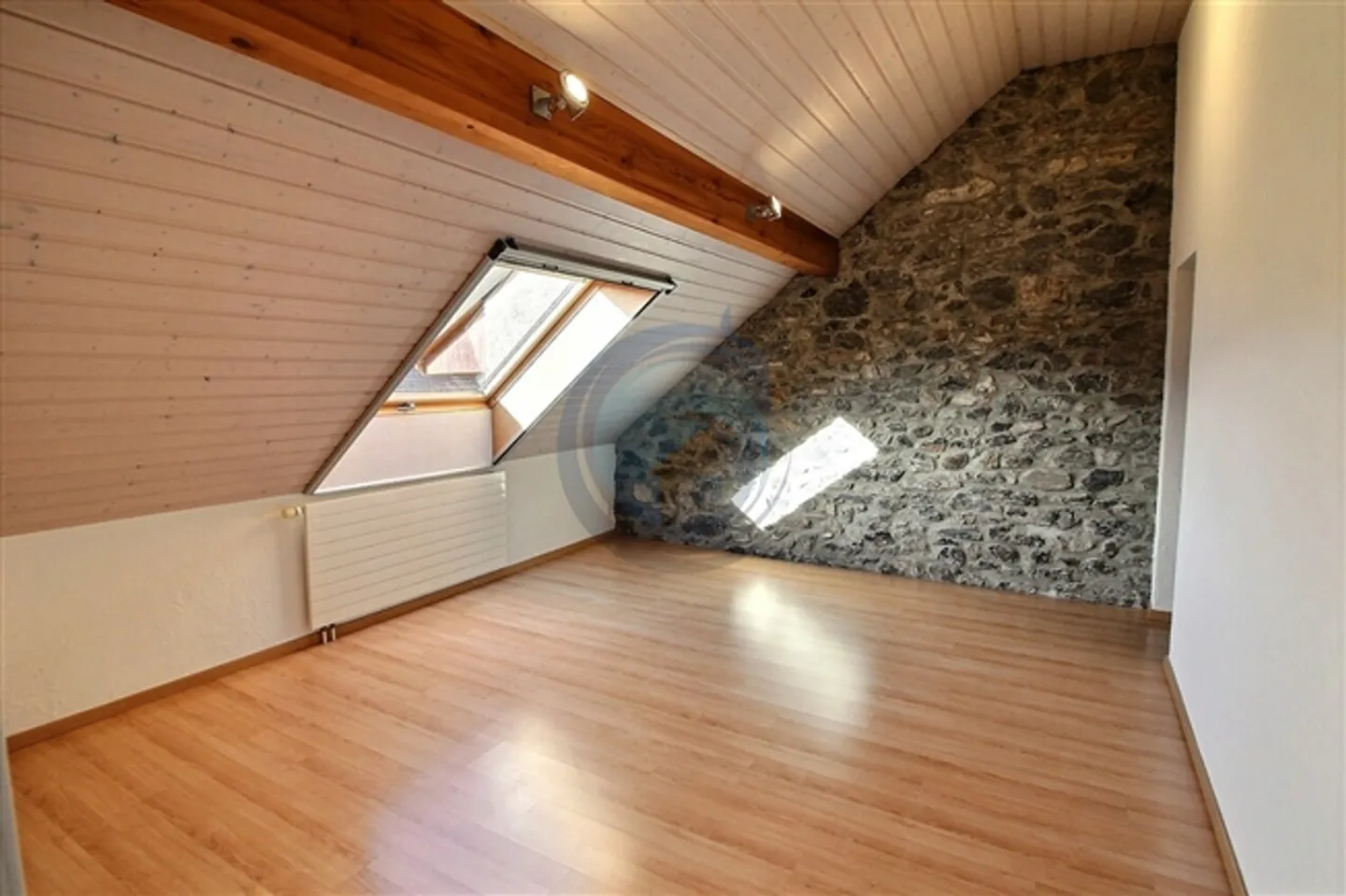 Affascinante casa a 2 unità con grande giardino e parcheggio coperto - Foto 5 di 19