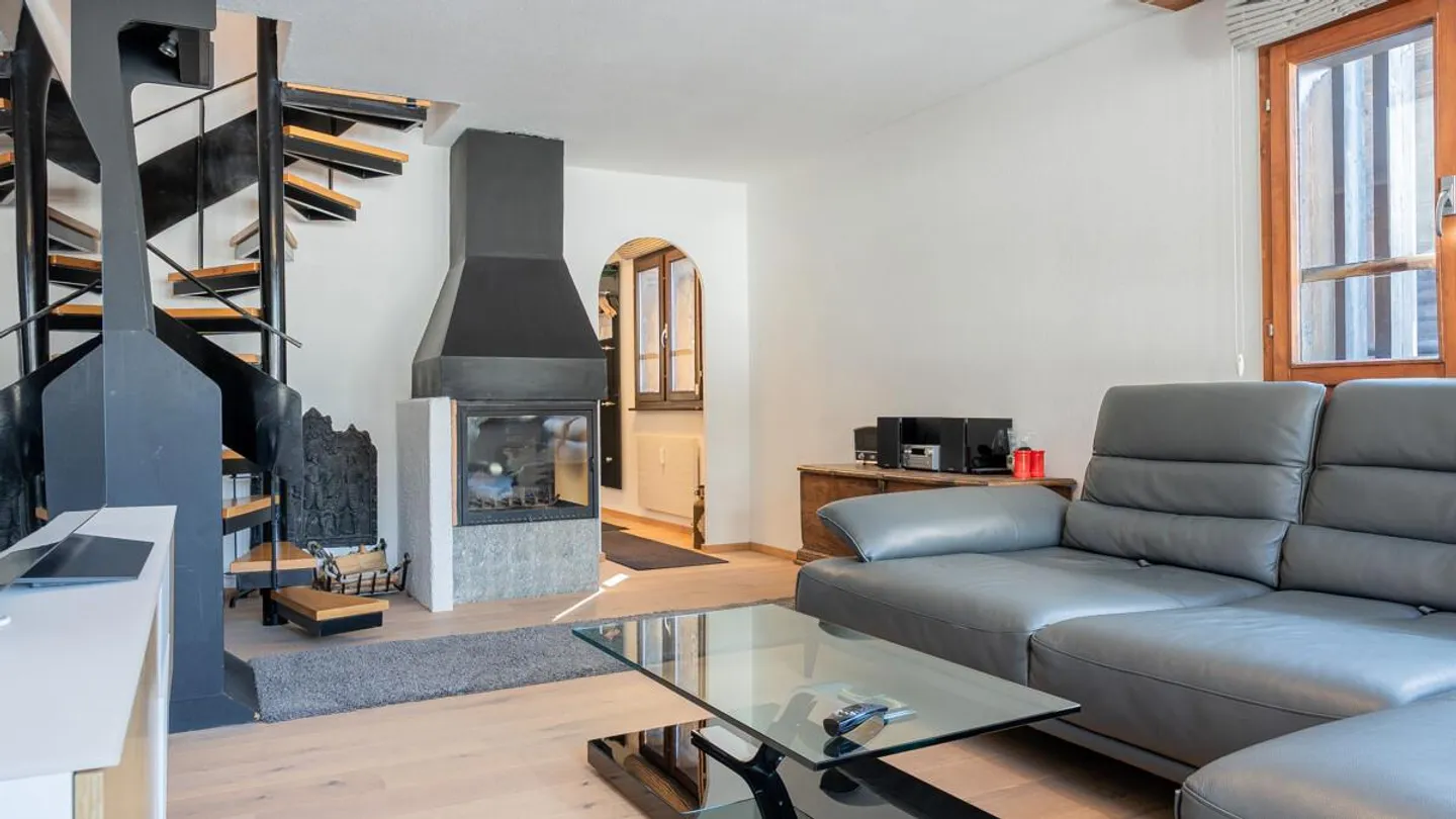 Cozy 3.5-room apartment with a magnificent view in the Wallis - Photo 2 of 9