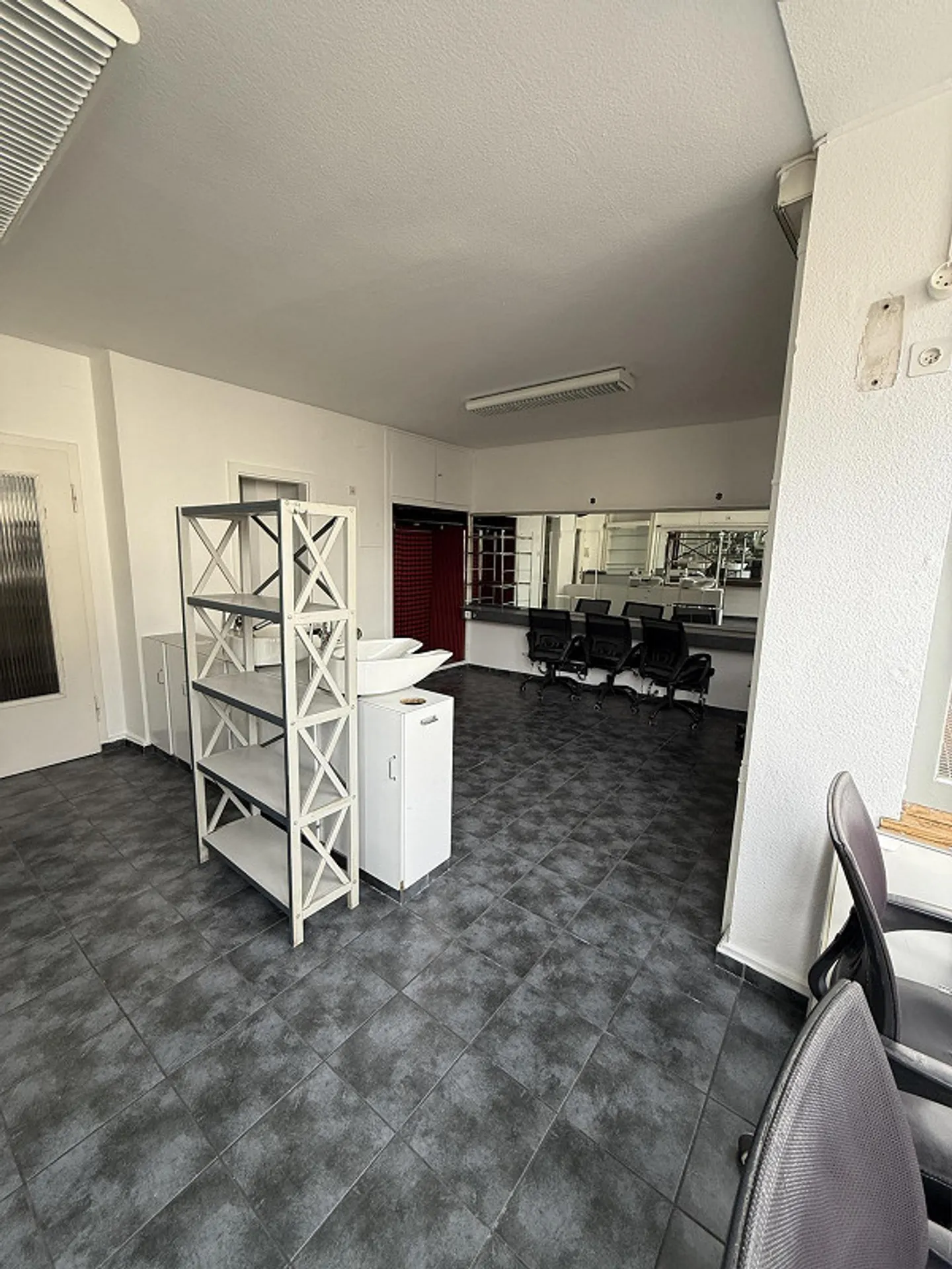 Attractive Commercial Space at Barfüsserplatz – Hairdresser or Office - Photo 3 of 5
