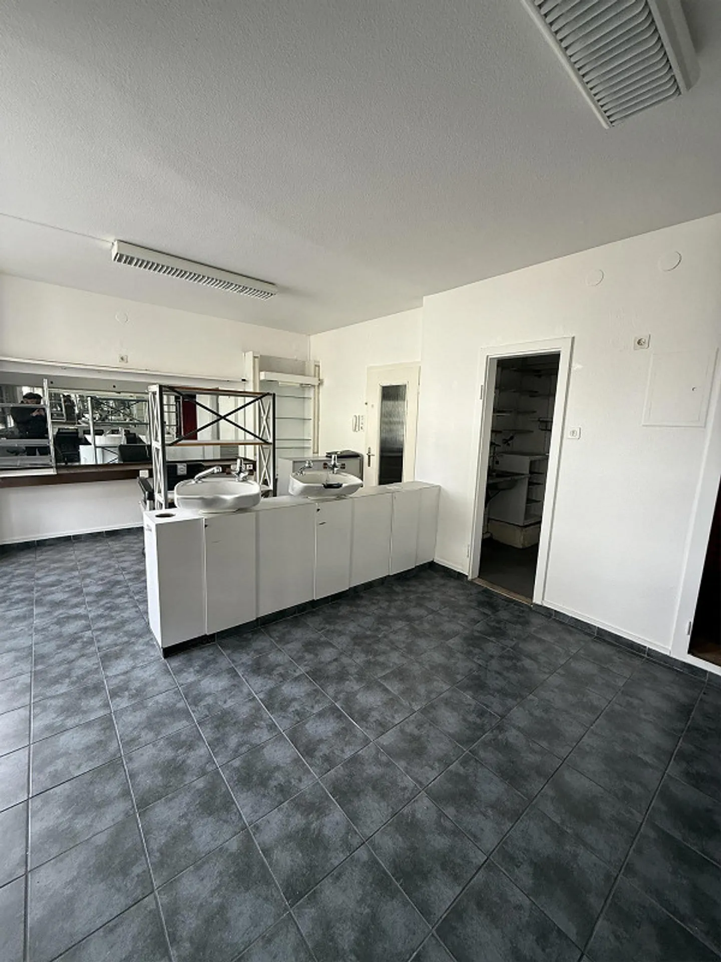 Attractive Commercial Space at Barfüsserplatz – Hairdresser or Office - Photo 4 of 5