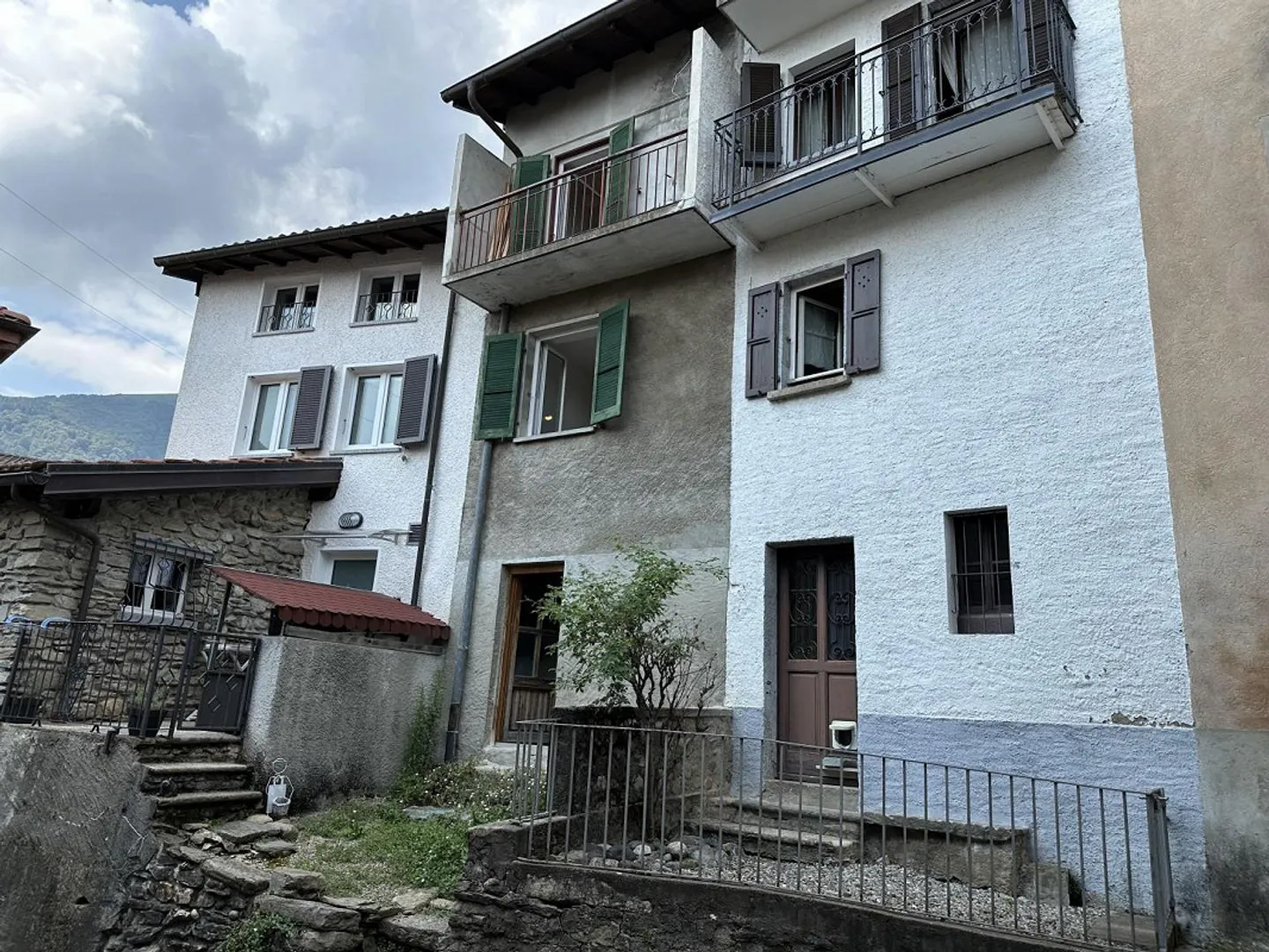 Casa di villaggio 3 1/2 locali con piccolo spazio esterno in posizione molto tranquilla e soleggiata - Foto 1 di 20