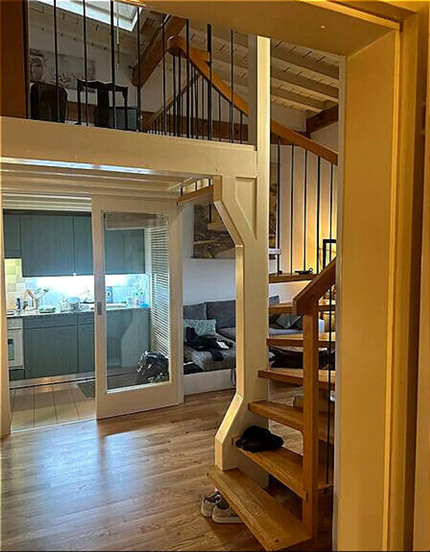 ATTIC APARTMENT 2½ ROOMS IN GENEVA - CENTER, FURNISHED, DURATION DETERMINED - Photo 2 of 9