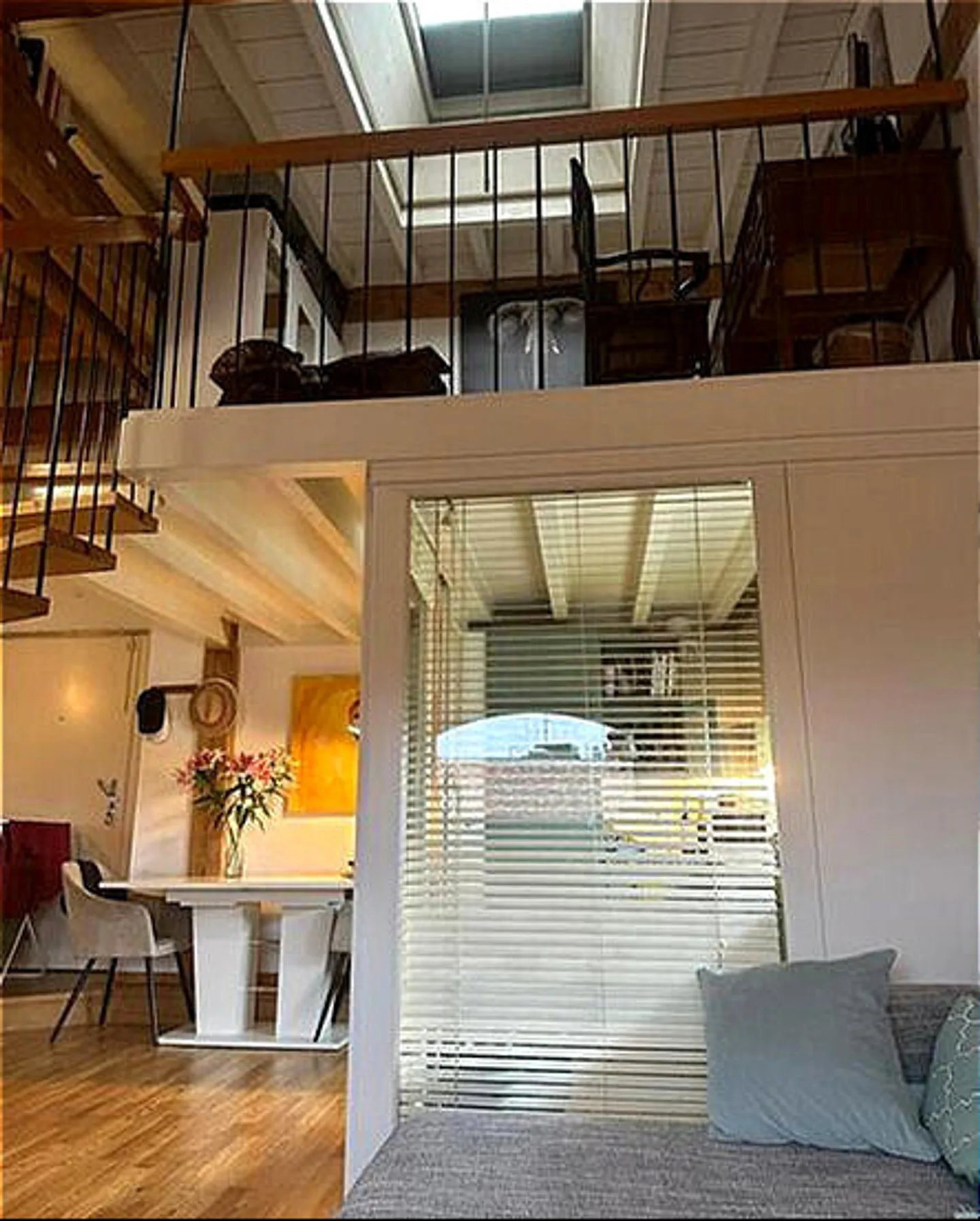 ATTIC APARTMENT 2½ ROOMS IN GENEVA - CENTER, FURNISHED, DURATION DETERMINED - Photo 3 of 9