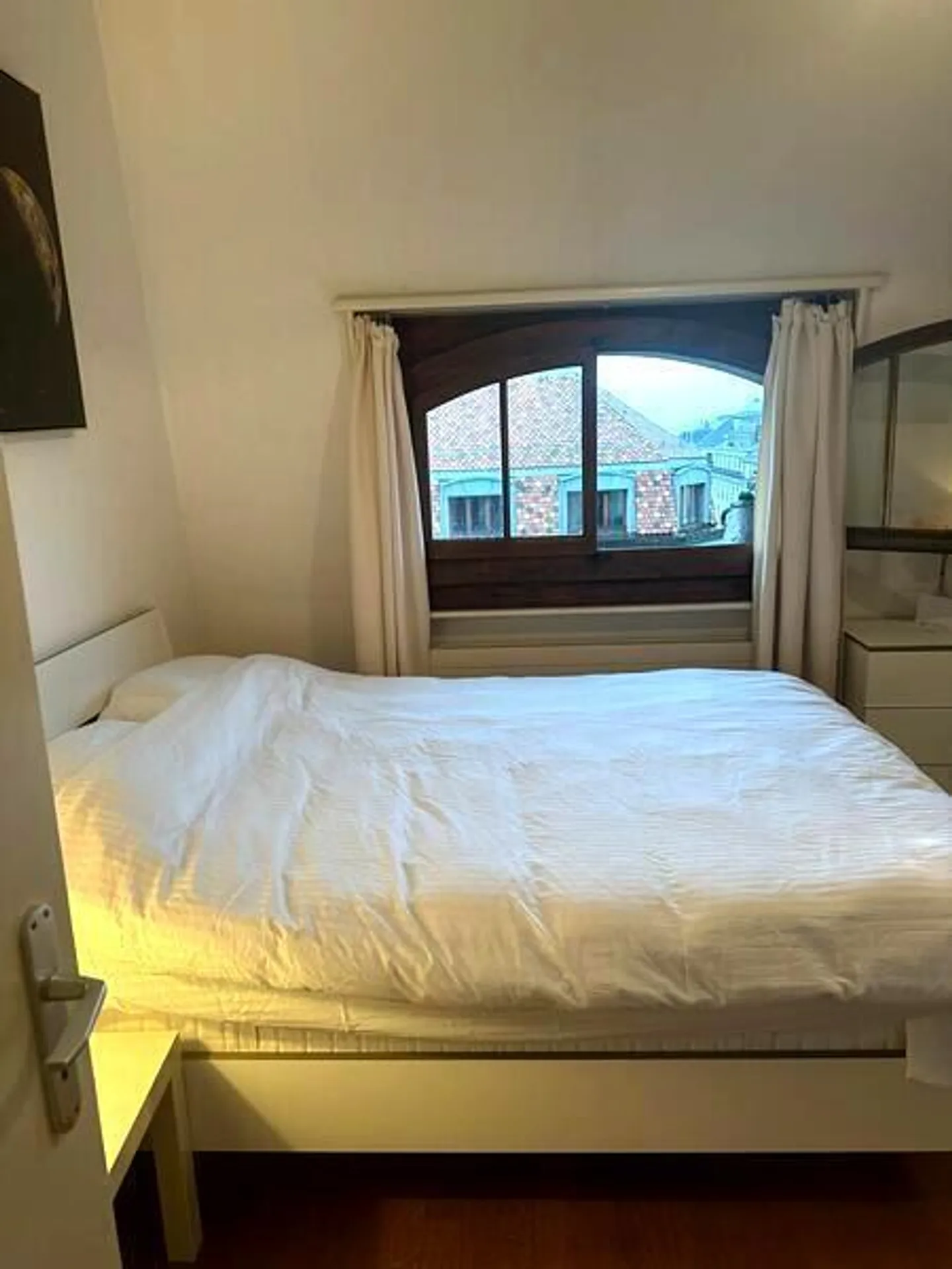 ATTIC APARTMENT 2½ ROOMS IN GENEVA - CENTER, FURNISHED, DURATION DETERMINED - Photo 7 of 9