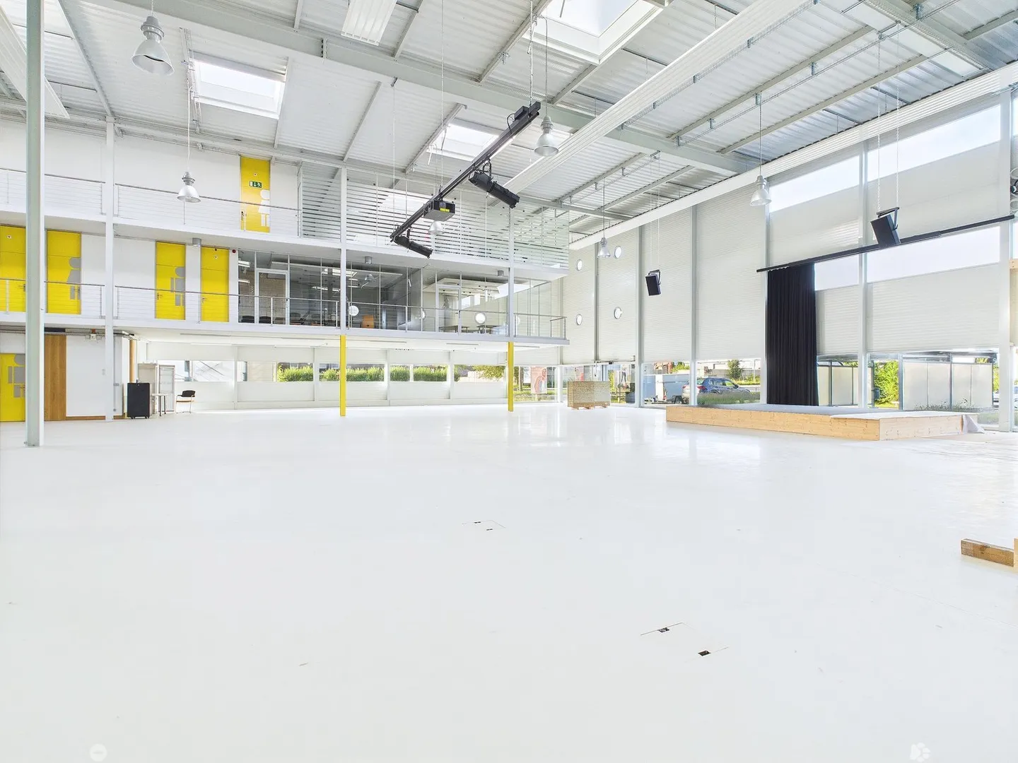 Espace de vente et bureaux dans le quartier industriel à partir de 144m2-686m2 - Photo 5 sur 19