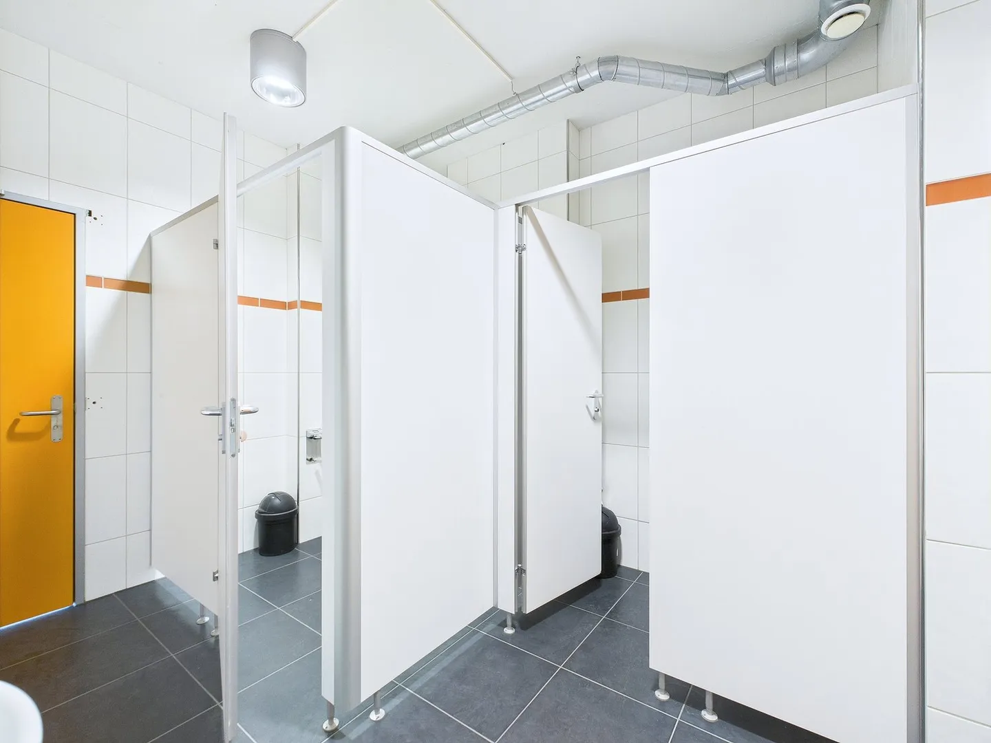 Espace de vente et bureaux dans le quartier industriel à partir de 144m2-686m2 - Photo 10 sur 19