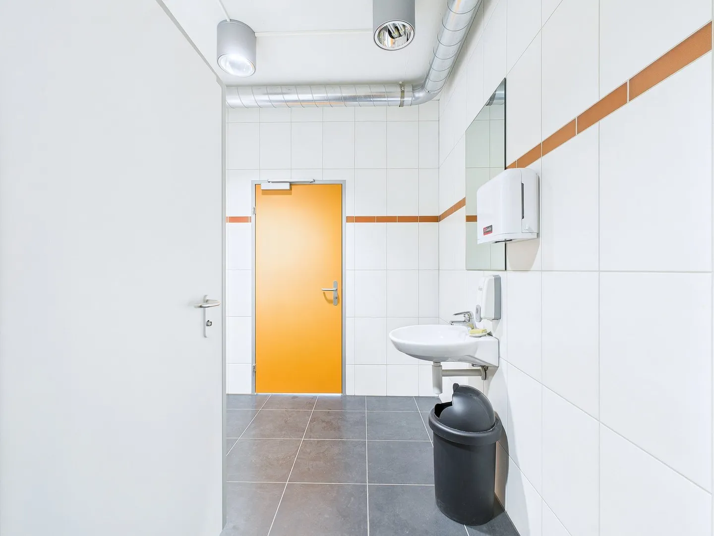 Espace de vente et bureaux dans le quartier industriel à partir de 144m2-686m2 - Photo 11 sur 19