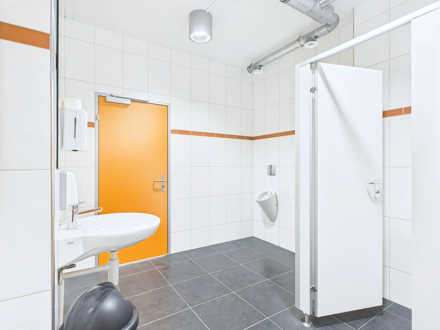 Espace de vente et bureaux dans le quartier industriel à partir de 144m2-686m2 - Photo 12 sur 19