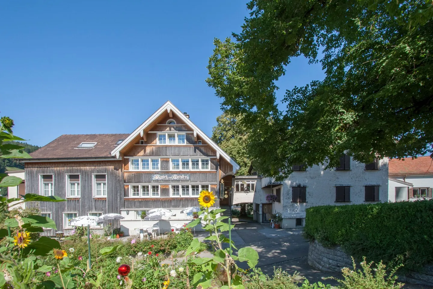 Wohn- und Gewerbeliegenschaft - Foto 1 von 65
