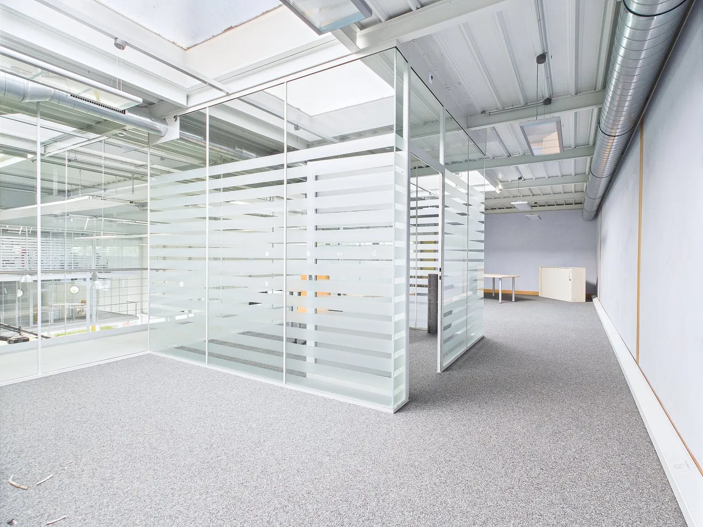 Espace de vente et bureaux dans le quartier industriel à partir de 144m2-686m2 - Photo 19 sur 19