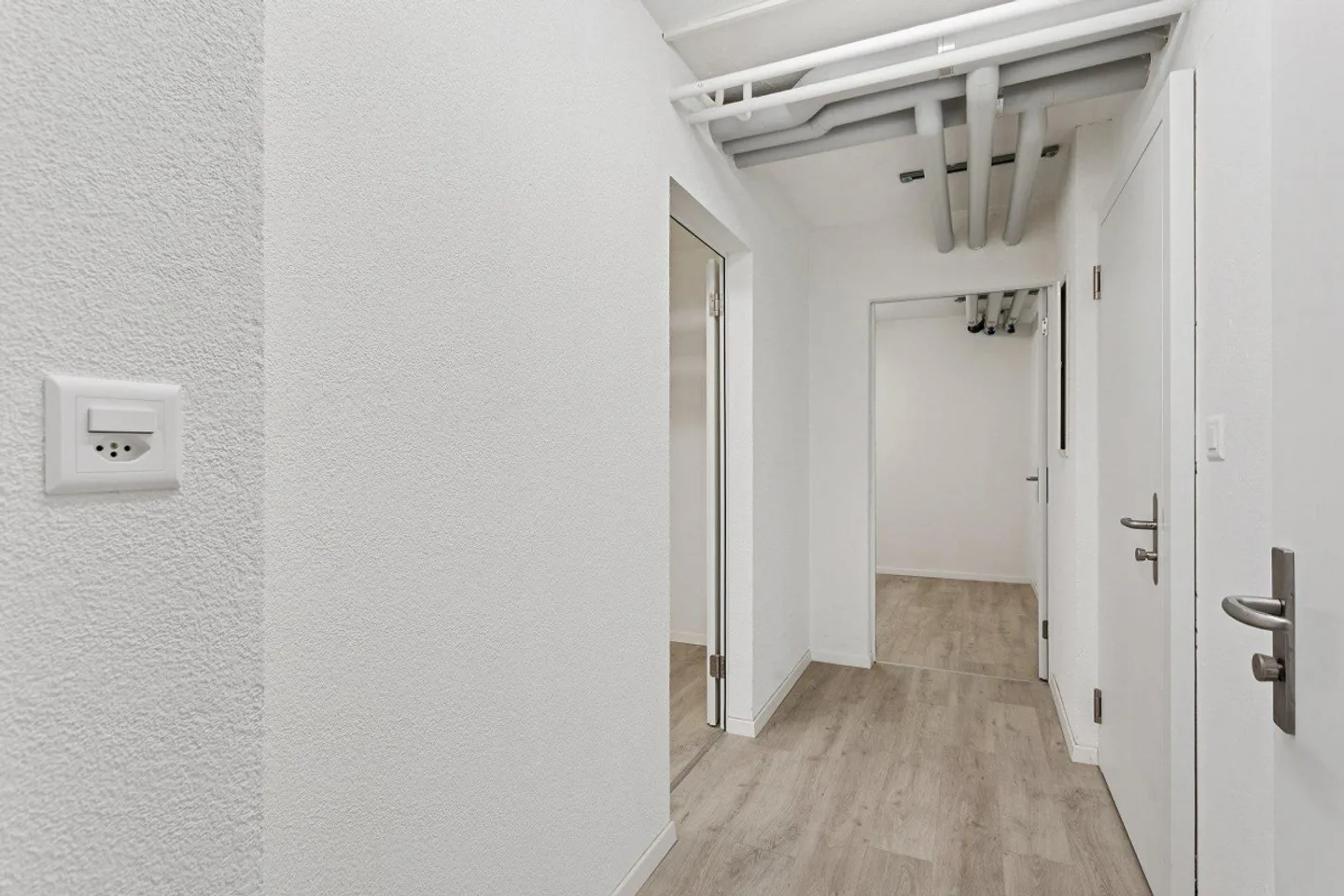 Nouvelle surface de plancher brut au rez-de-chaussée, équipée d'une vitrine - Photo 9 sur 12