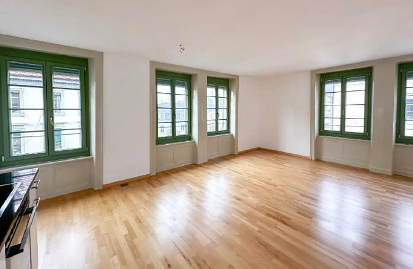Modern 2.5-room apartment with balcony in the city center of Biel - Photo 2 of 6